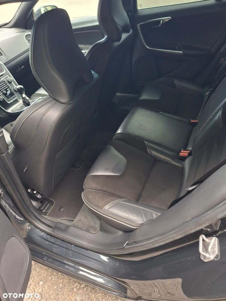Volvo V60 D2 R-Design - 16