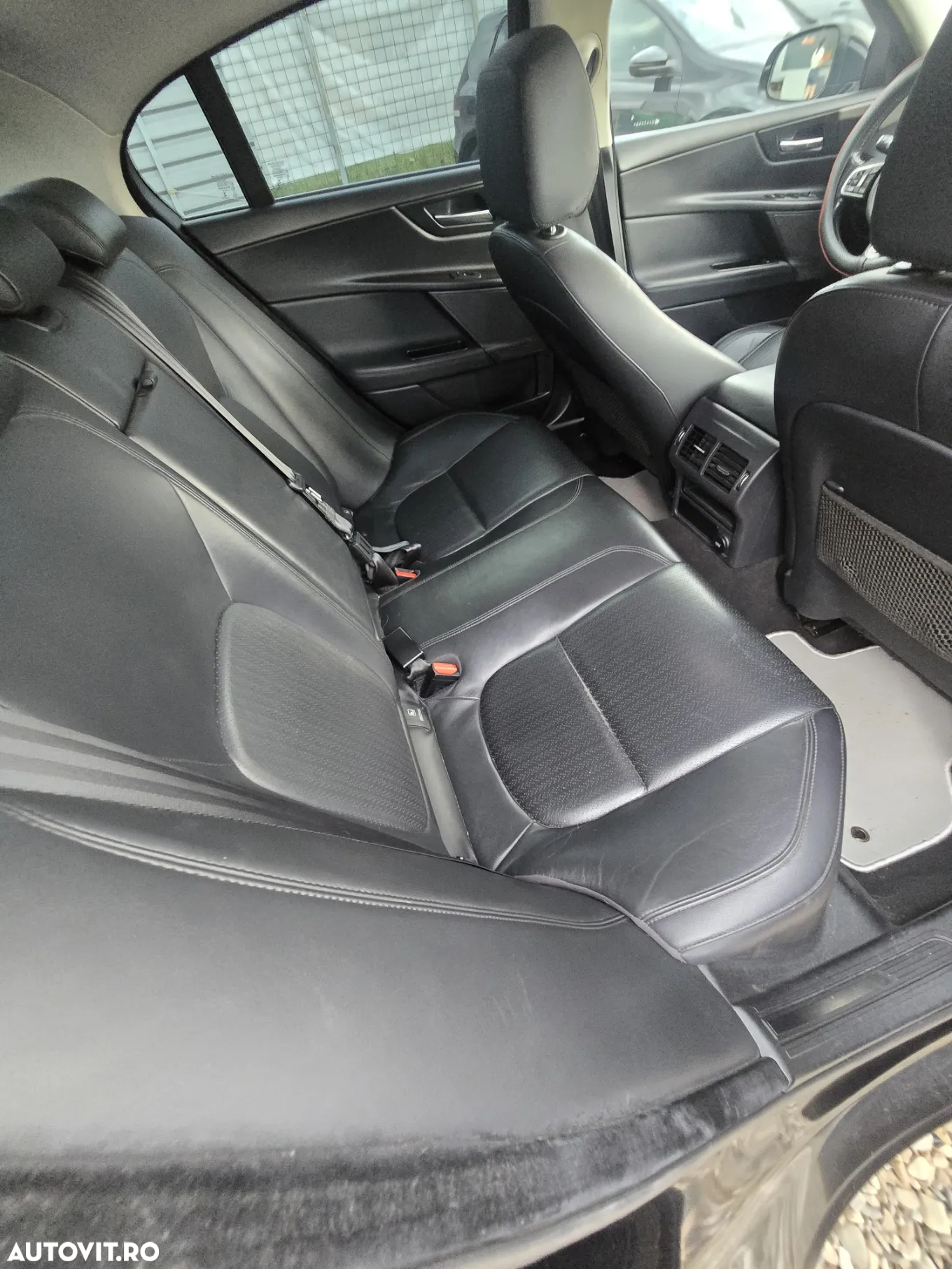 Jaguar XE 2.0 Prestige - 21