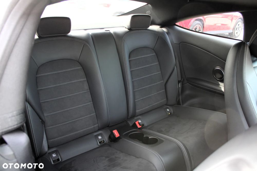 Mercedes-Benz Klasa C 200 9G-TRONIC AMG Line - 12