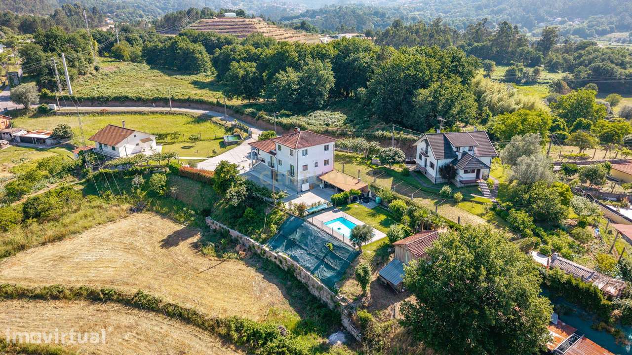 Moradia com 4 quartos, construída em pedra, situada em Oliveira, Arcos - Grande imagem: 2/32