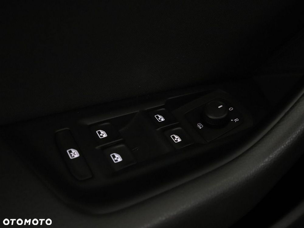 Volkswagen Passat Variant 2.0 TDI SCR DSG 4Motion Business - 33