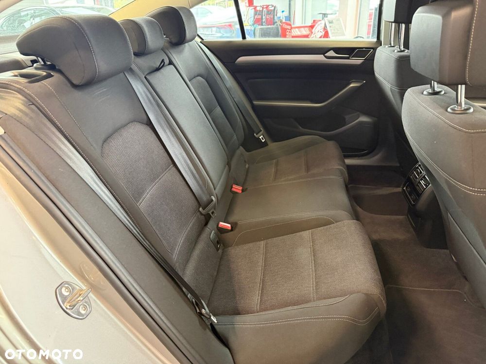 Volkswagen Passat - 12
