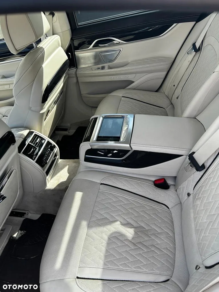 BMW Seria 7 750i xDrive - 9