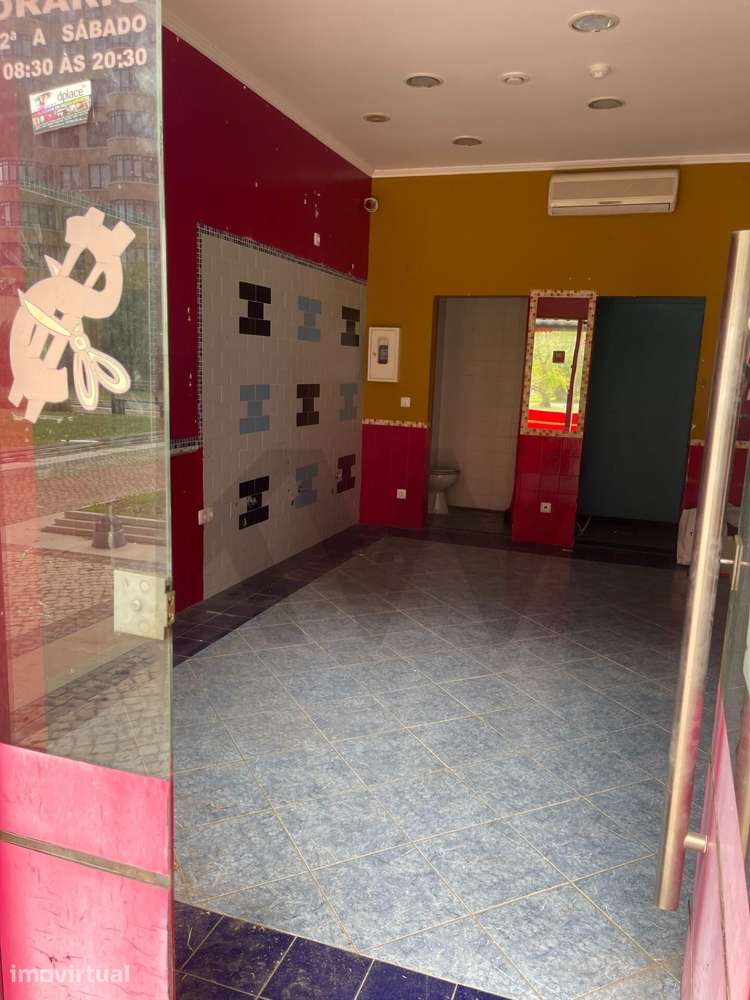 Loja com Garagem a 2 Minutos do Metro de Telheiras | Negócio ou Invest - Grande imagem: 3/16