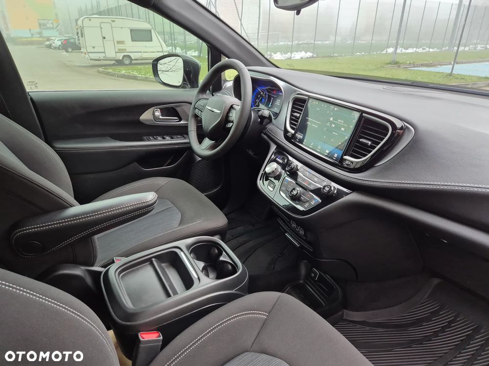 Chrysler Pacifica - 16