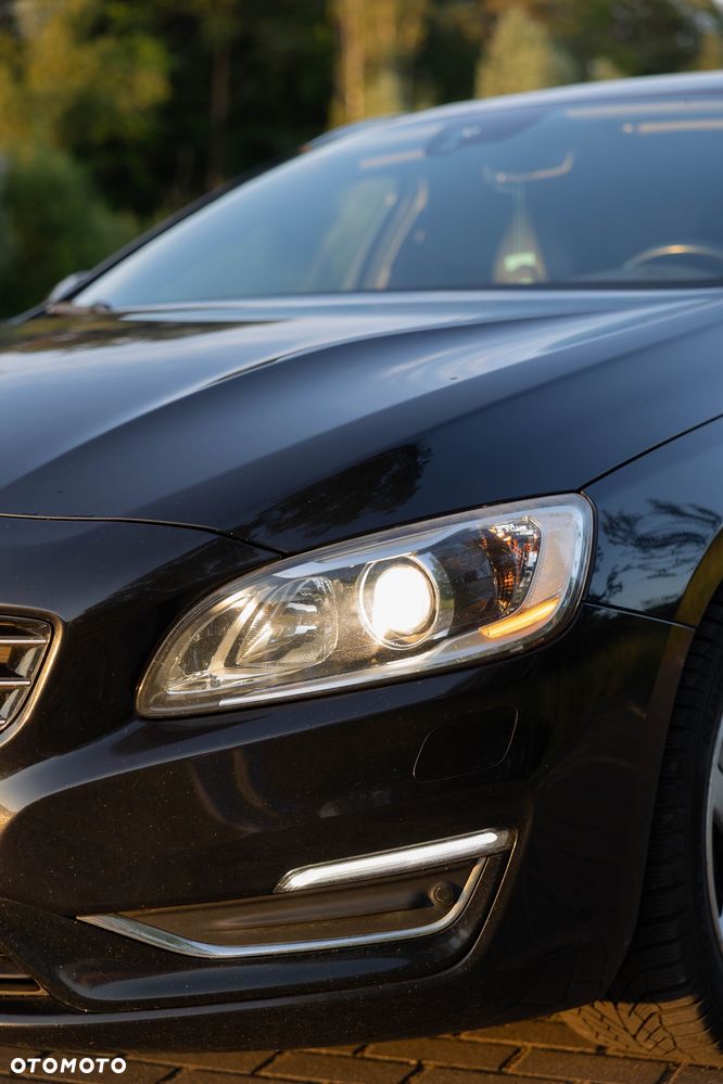 Volvo V60 D6 AWD Plug-in Hybrid Summum - 2