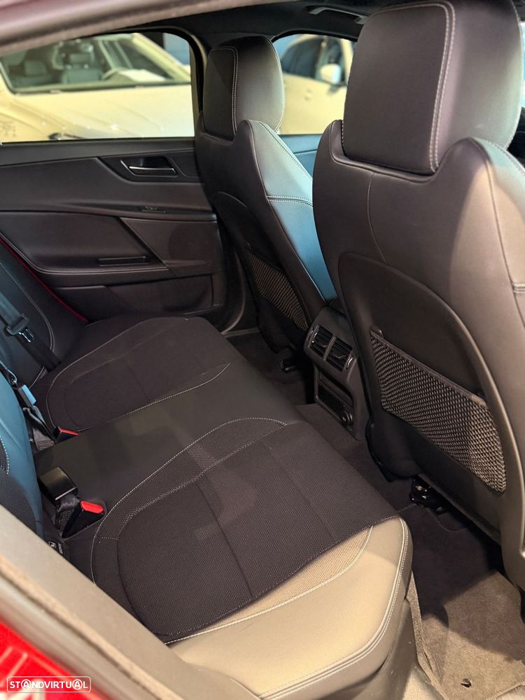 Jaguar XE 2.0 D R-Dynamic S - 52