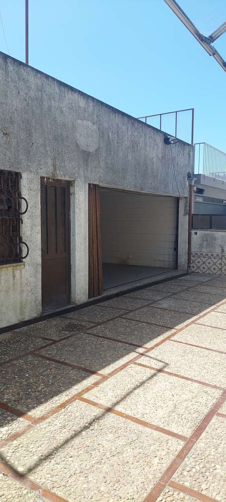 Moradia T4 com 3 frentes, garagem e terraço - Grande imagem: 2/14