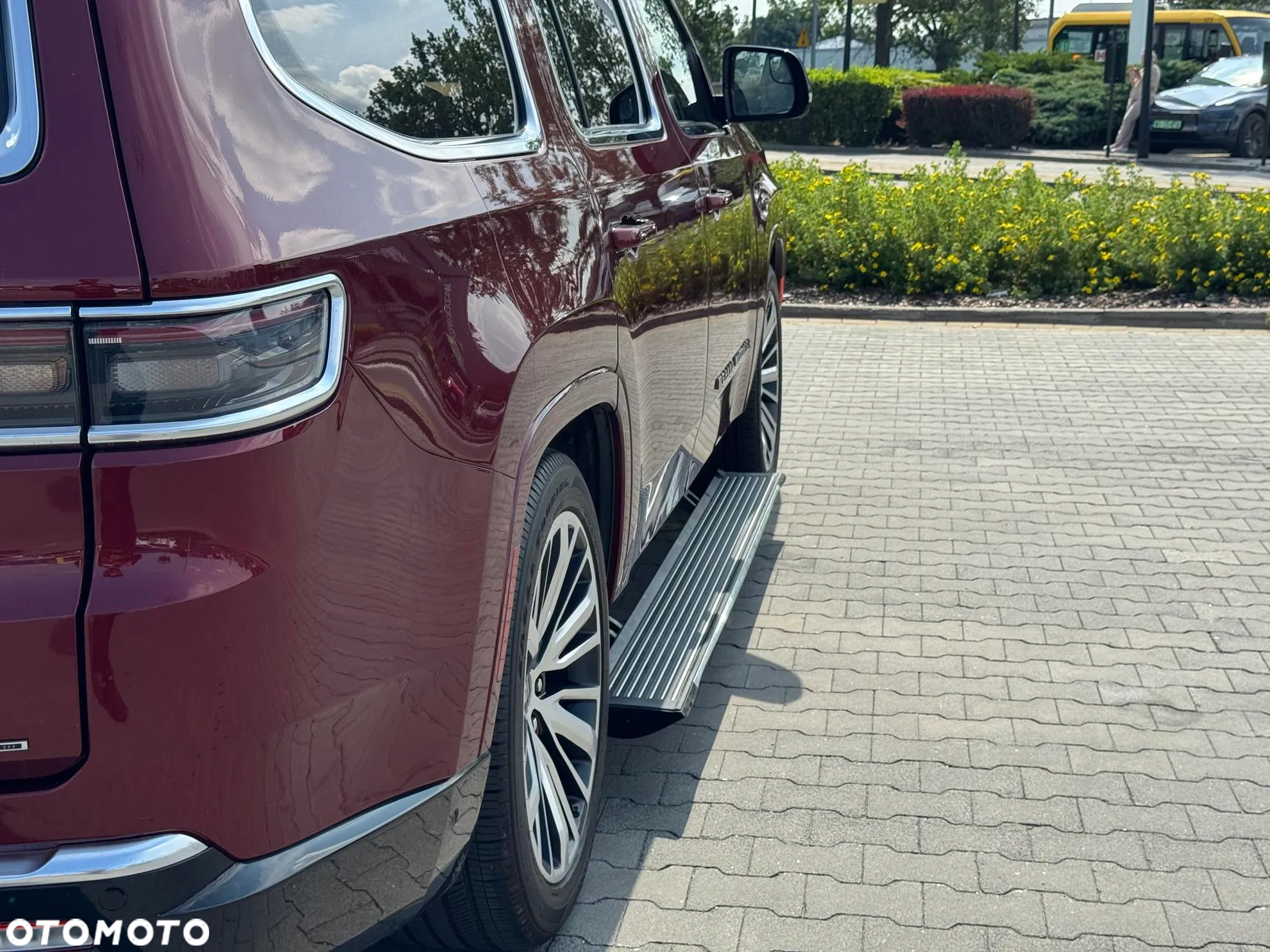 Jeep Grand Wagoneer - 8
