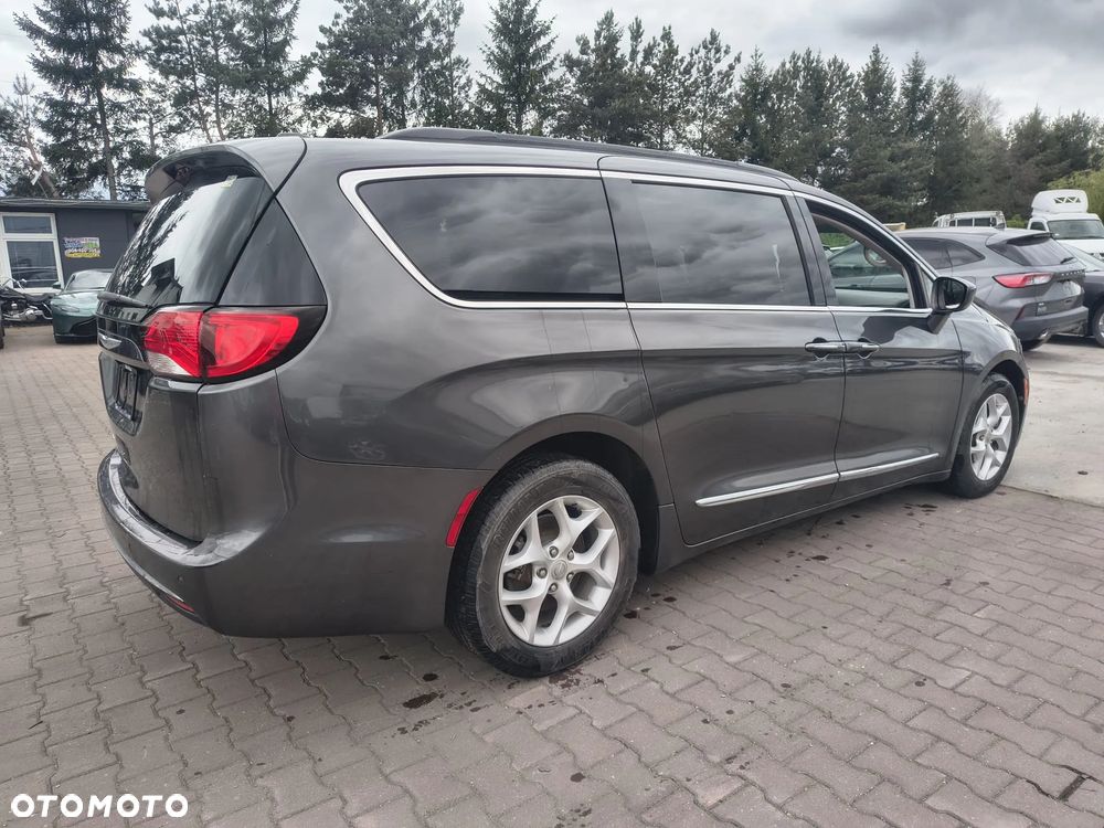 Chrysler Pacifica - 5