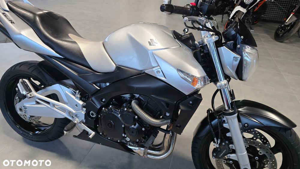 Suzuki GSR - 19