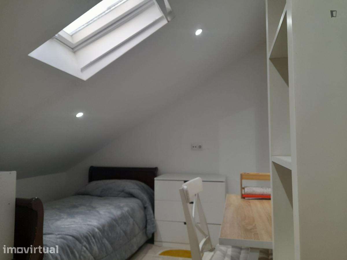 Quarto - localizado em Paranhos Porto - Grande imagem: 2/7