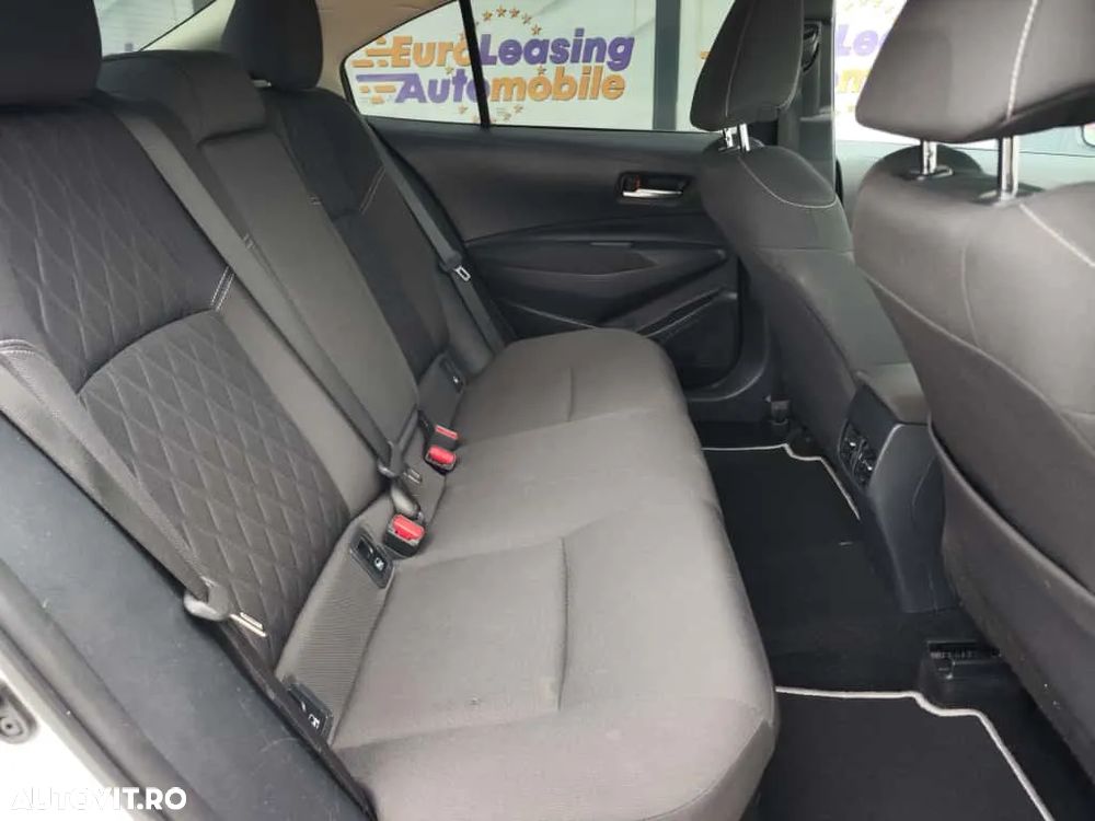 Toyota Corolla Sedan 1.8 HSD Business - 15