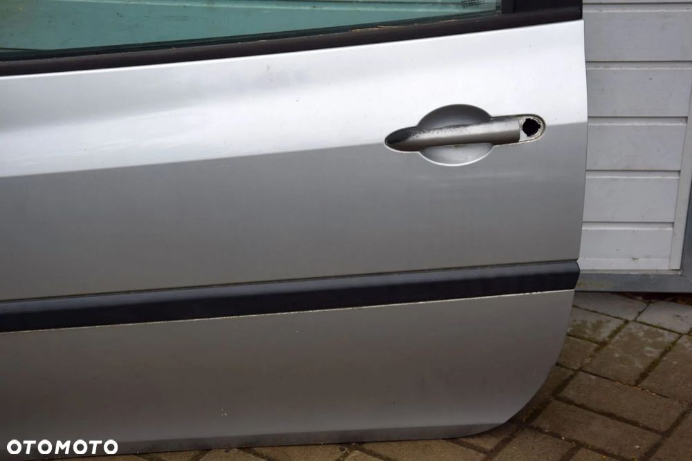 Renault Clio III 3 Drzwi lewe 3D srebrne TED69 kompletne ładne - 3