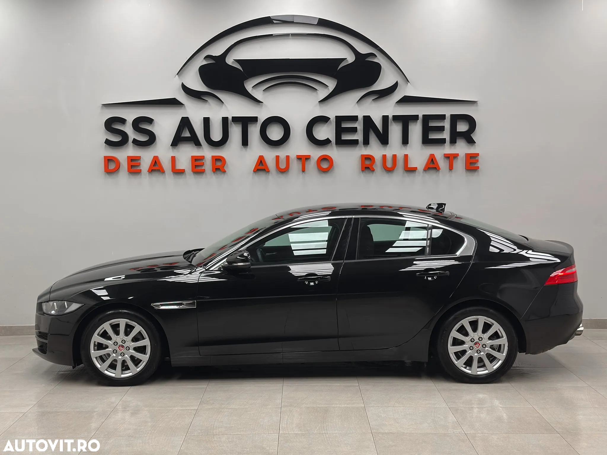 Jaguar XE 2.0 Pure - 6