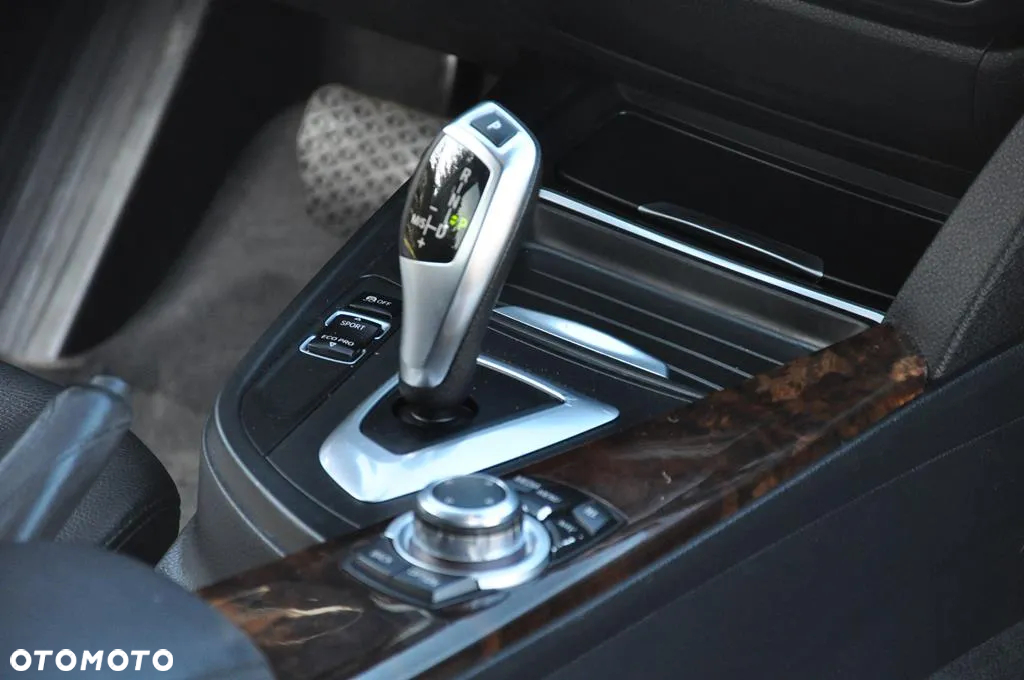 BMW Seria 3 328i xDrive Luxury Line - 26