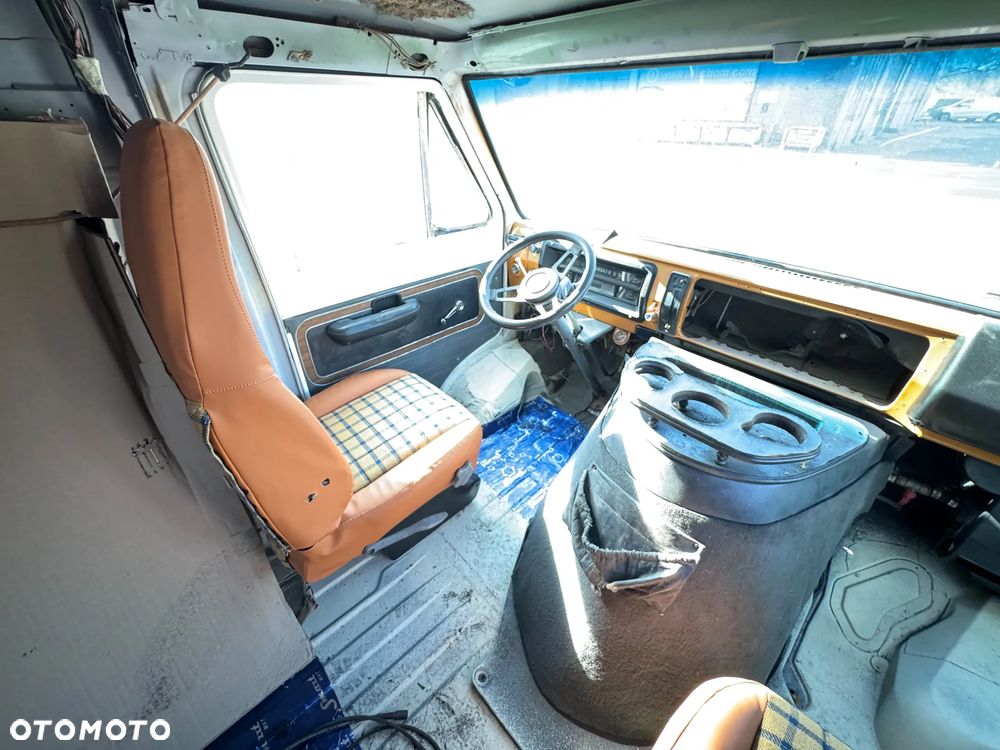 Ford ECONOLINE 300 V8 - 12