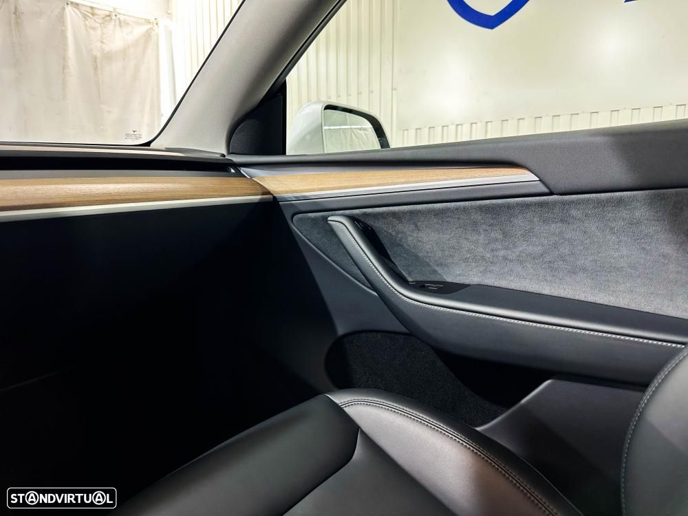 Tesla Model Y Long Range Dual Motor AWD - 24