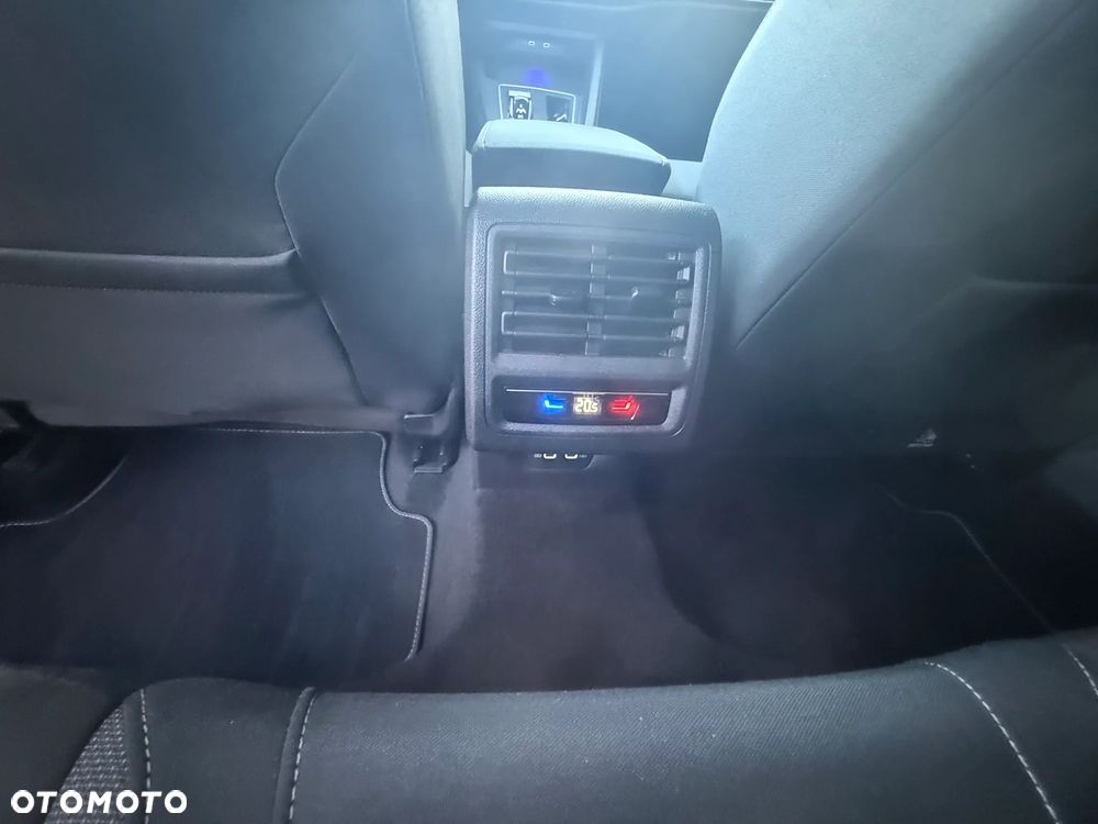 Volkswagen Golf 1.5 eTSI EVO Style DSG - 21