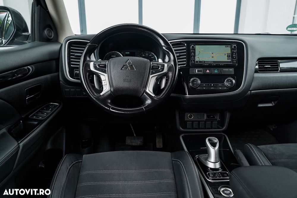 Mitsubishi Outlander 2.0 4WD Plug-In Hybrid - 9