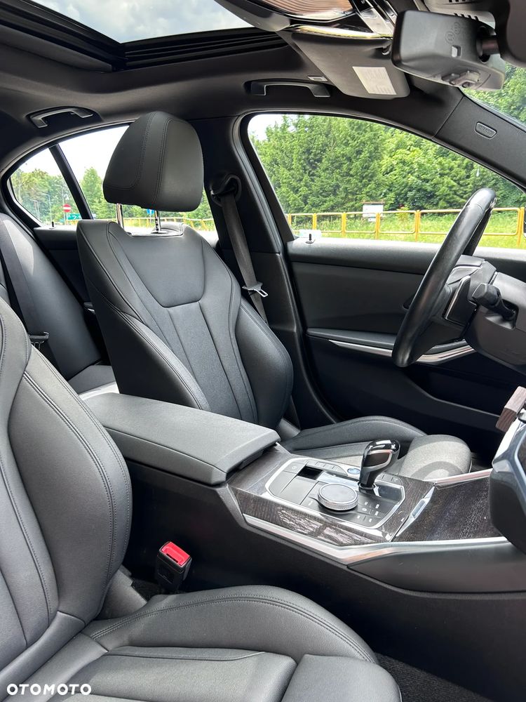 BMW Seria 3 330i Luxury Line sport - 24