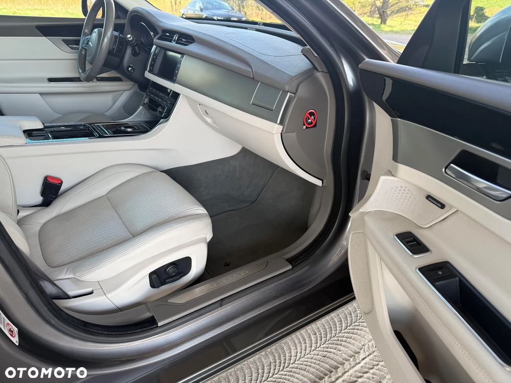 Jaguar XF 35t Prestige - 12