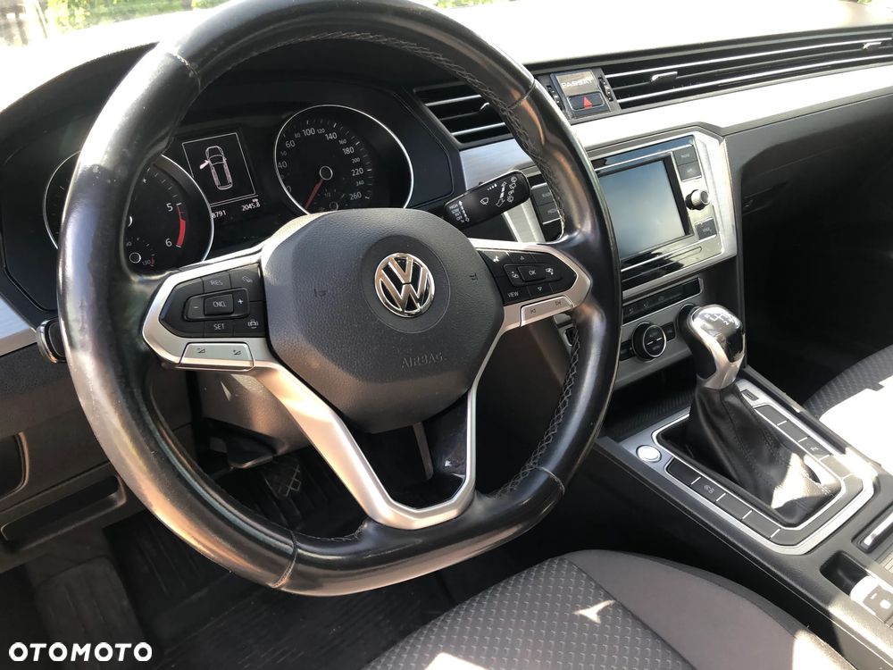 Volkswagen Passat 2.0 TDI SCR Comfortline - 18