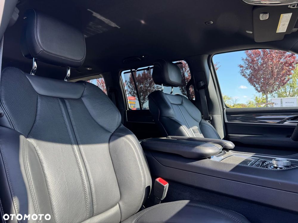 Jeep Wagoneer - 14