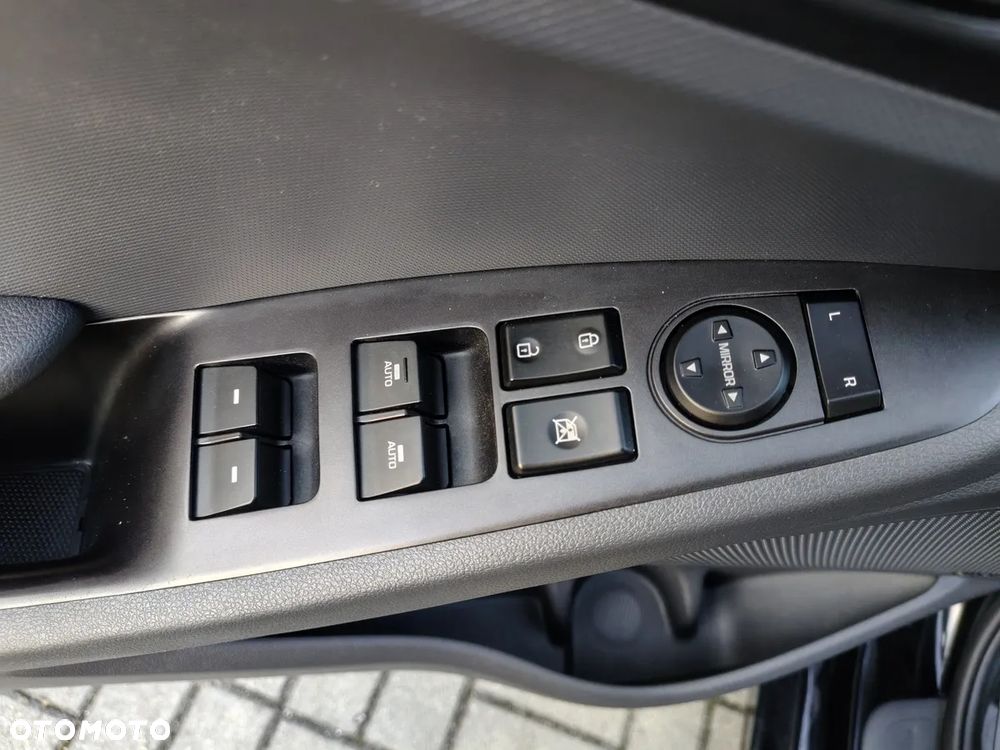 Hyundai IONIQ - 10