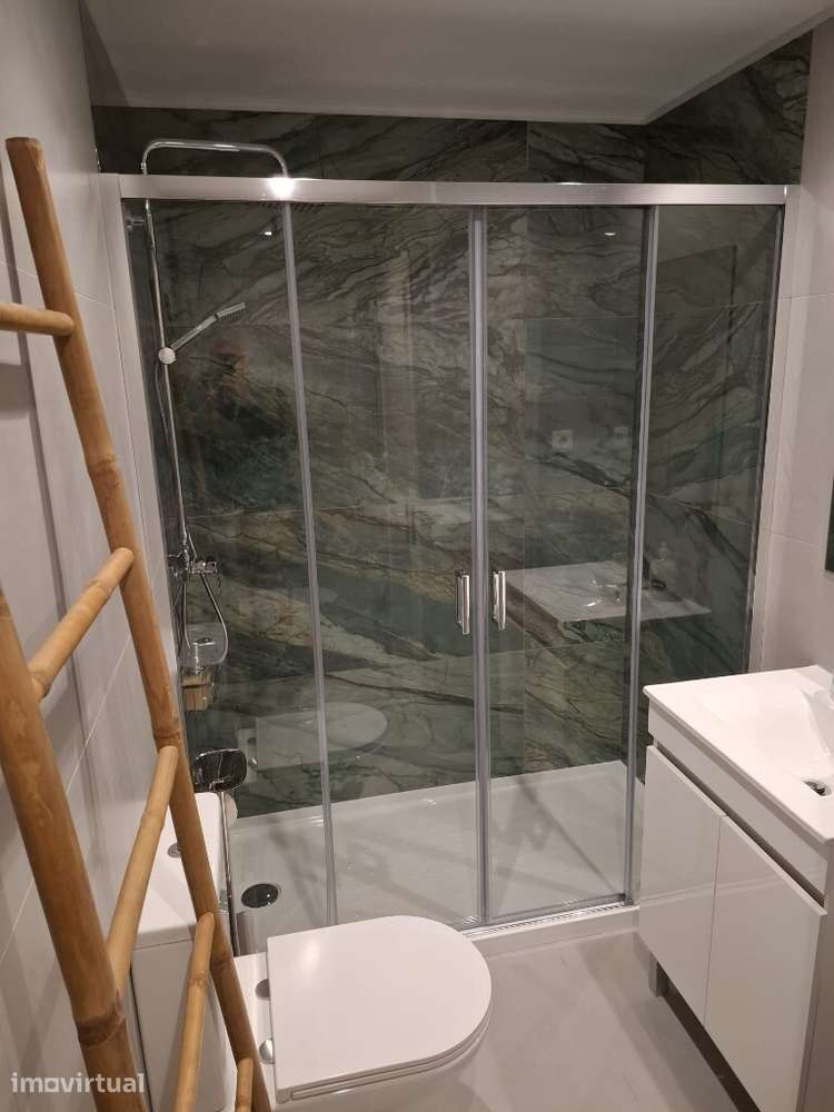 Quarto suite inserido em Moradia Nova - Centro da Cidade - Grande imagem: 2/6