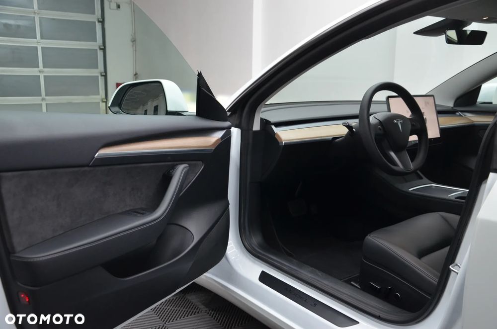 Tesla Model 3 - 9