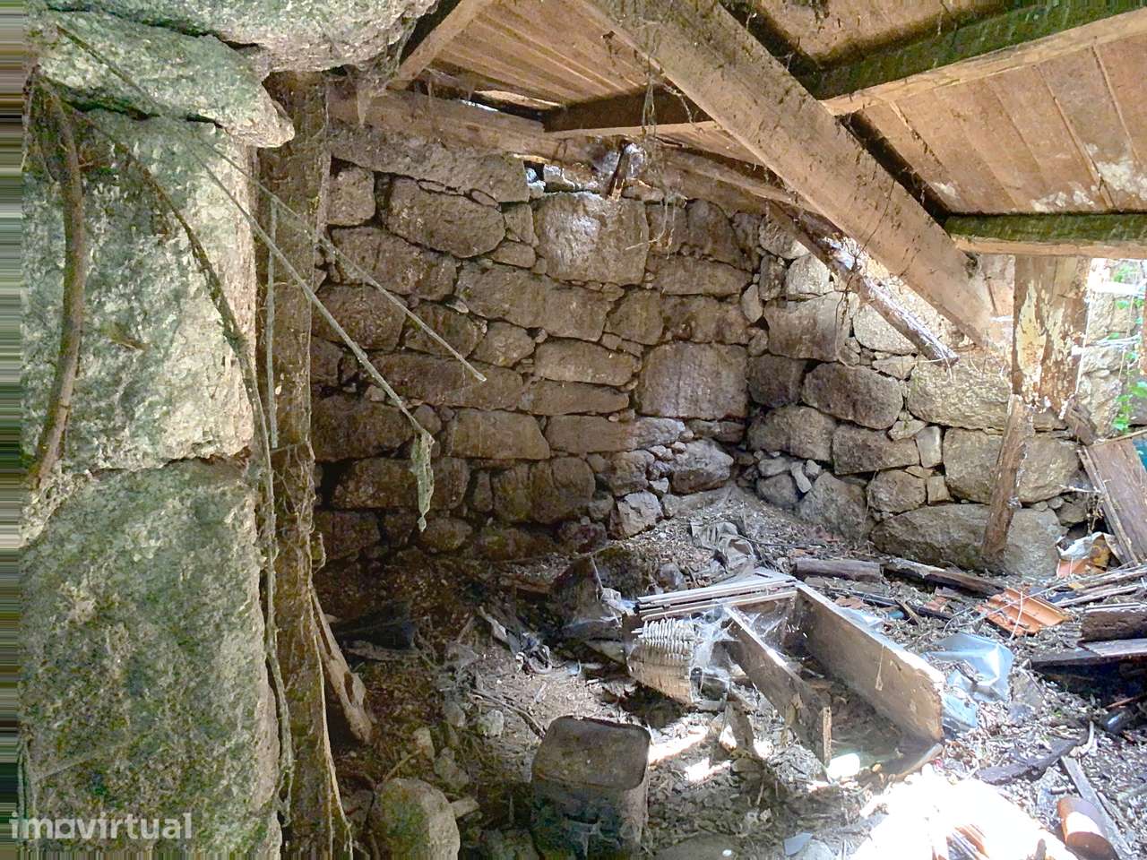 Moradia para restauro em pedra - Grande imagem: 4/23