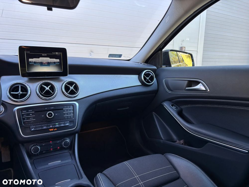 Mercedes-Benz GLA 200 7G-DCT Urban - 25
