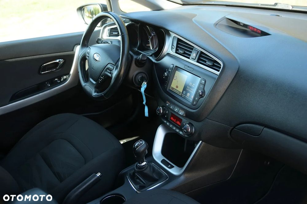 Kia Ceed 1.6 GDI Dream Team Edition - 20