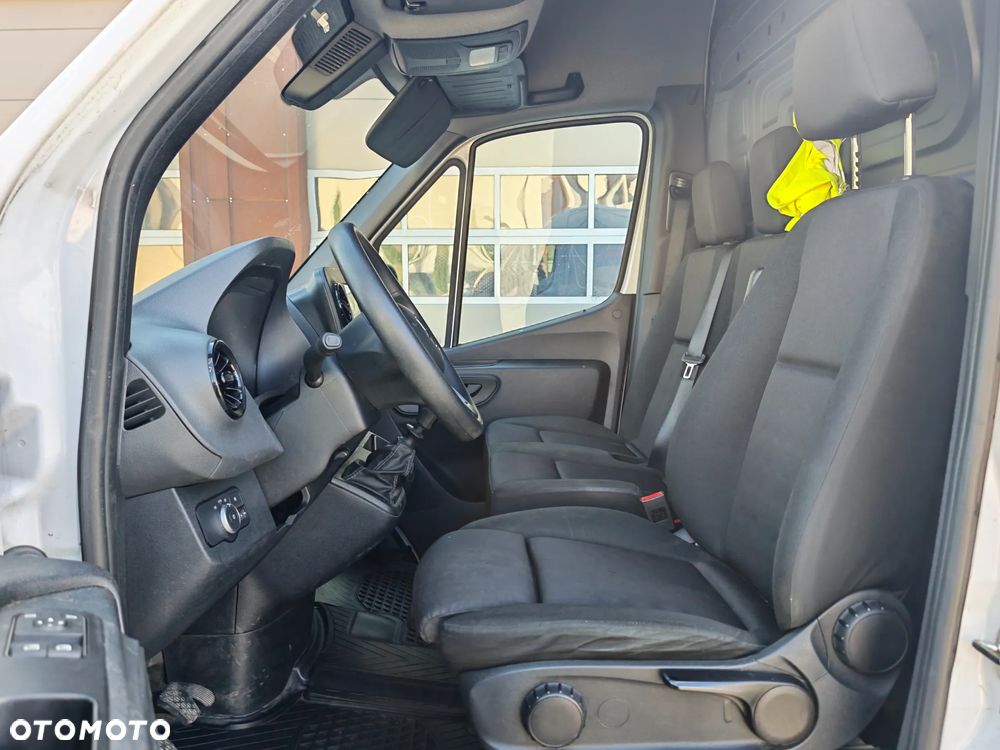 Mercedes-Benz Sprinter - 24