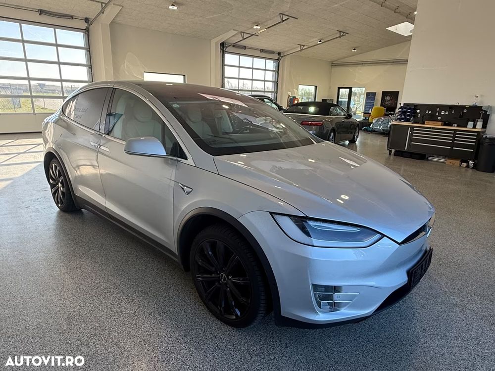 Tesla Model X - 10
