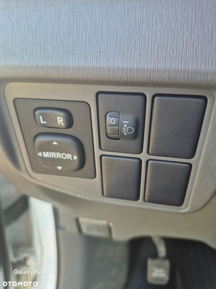 Toyota Prius (Hybrid) - 13