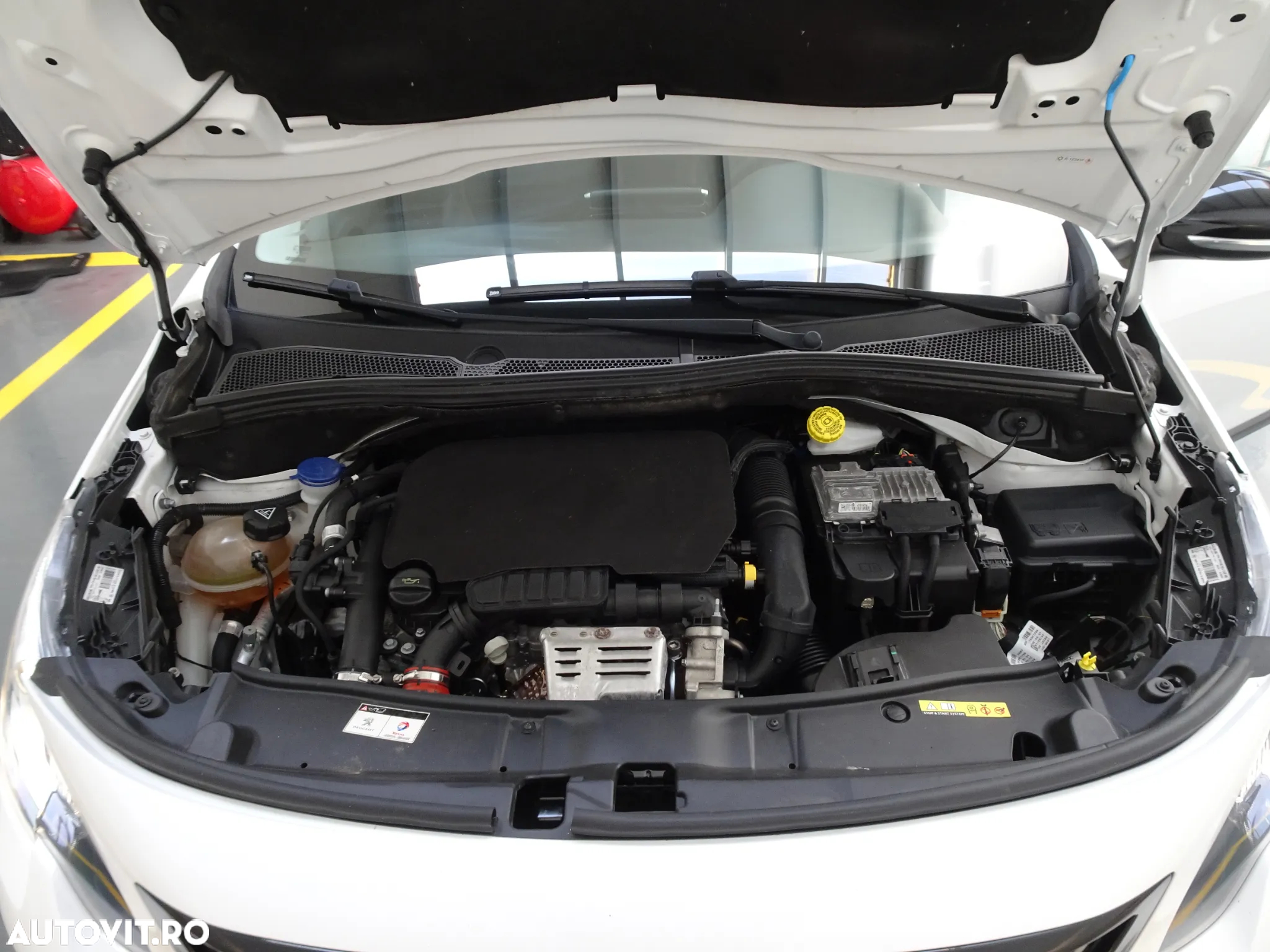 Peugeot 2008 1.2 L PureTech STT GT Line - 23