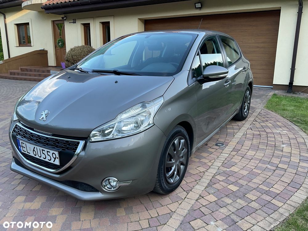 Peugeot 208 - 1