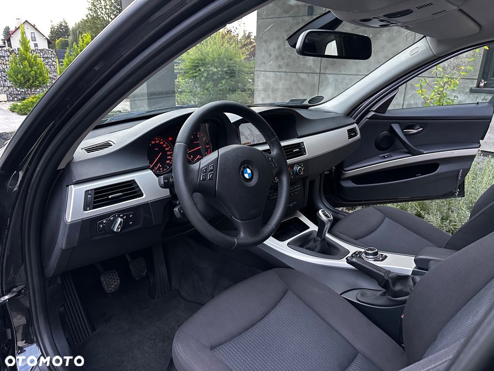 BMW Seria 3 318i - 23
