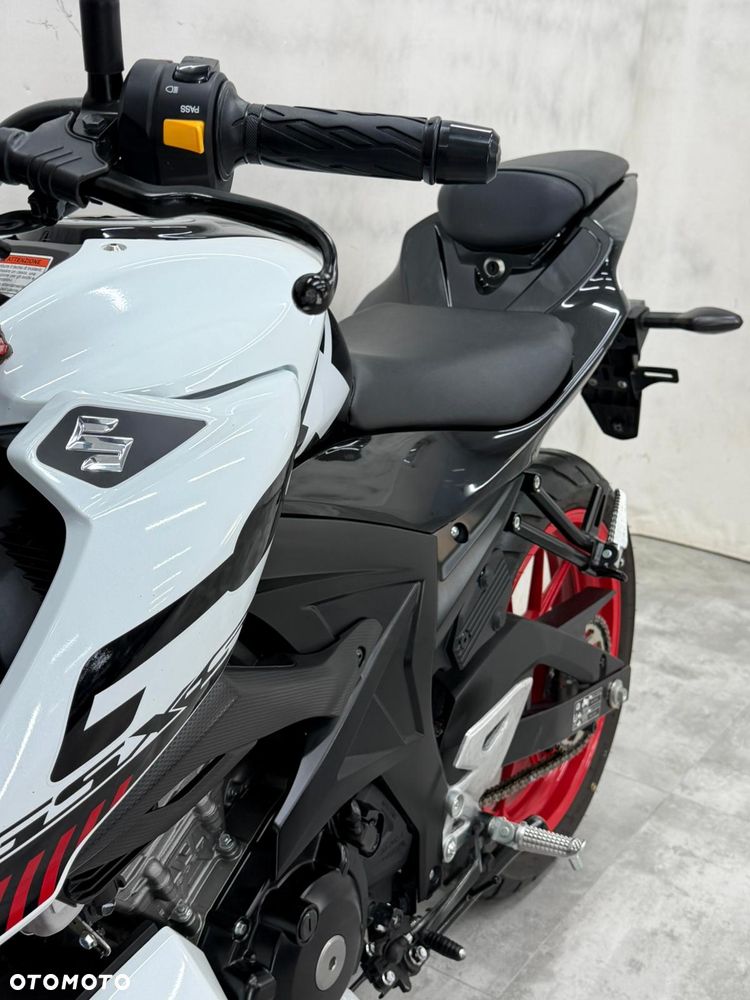 Suzuki GSX - 17