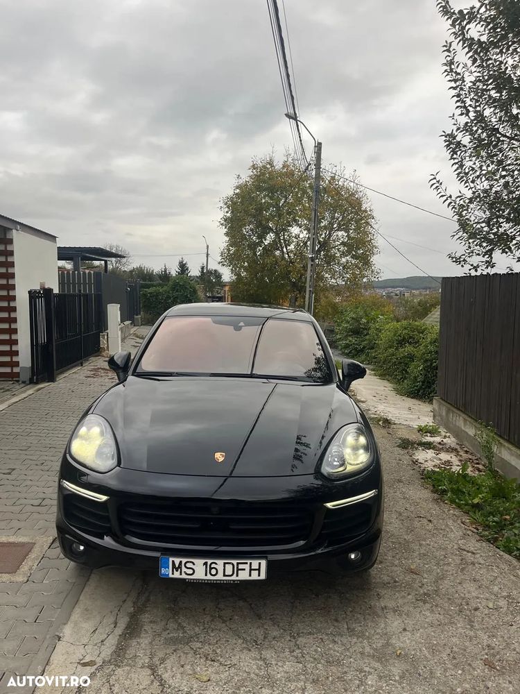 Porsche Cayenne 3.0 L - 8