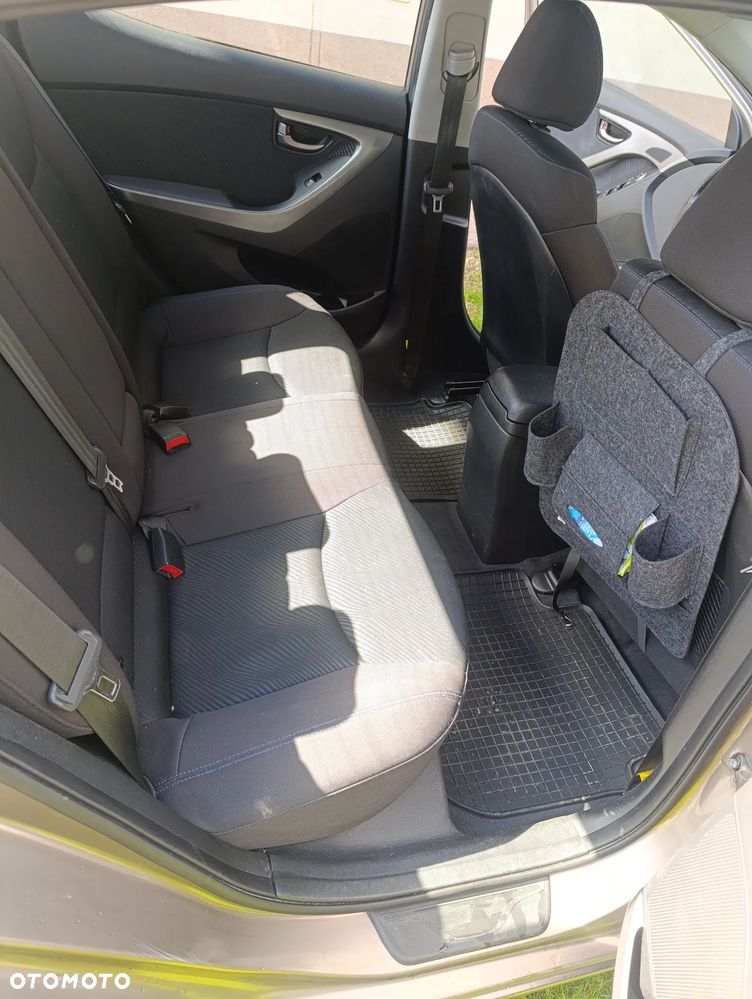 Hyundai Elantra 1.6 Classic + - 8