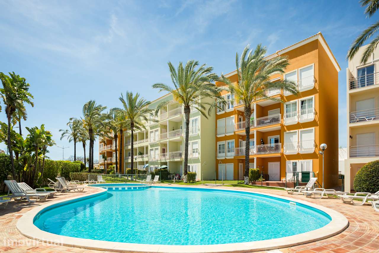 Penthouse T1+1 renovada com grande terraço, piscina e vista mar - Grande imagem: 3/31