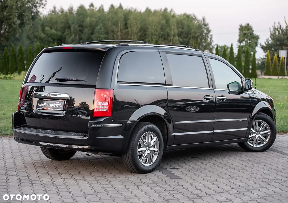 Chrysler Town & Country - 11