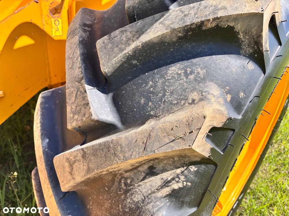 JCB - 8