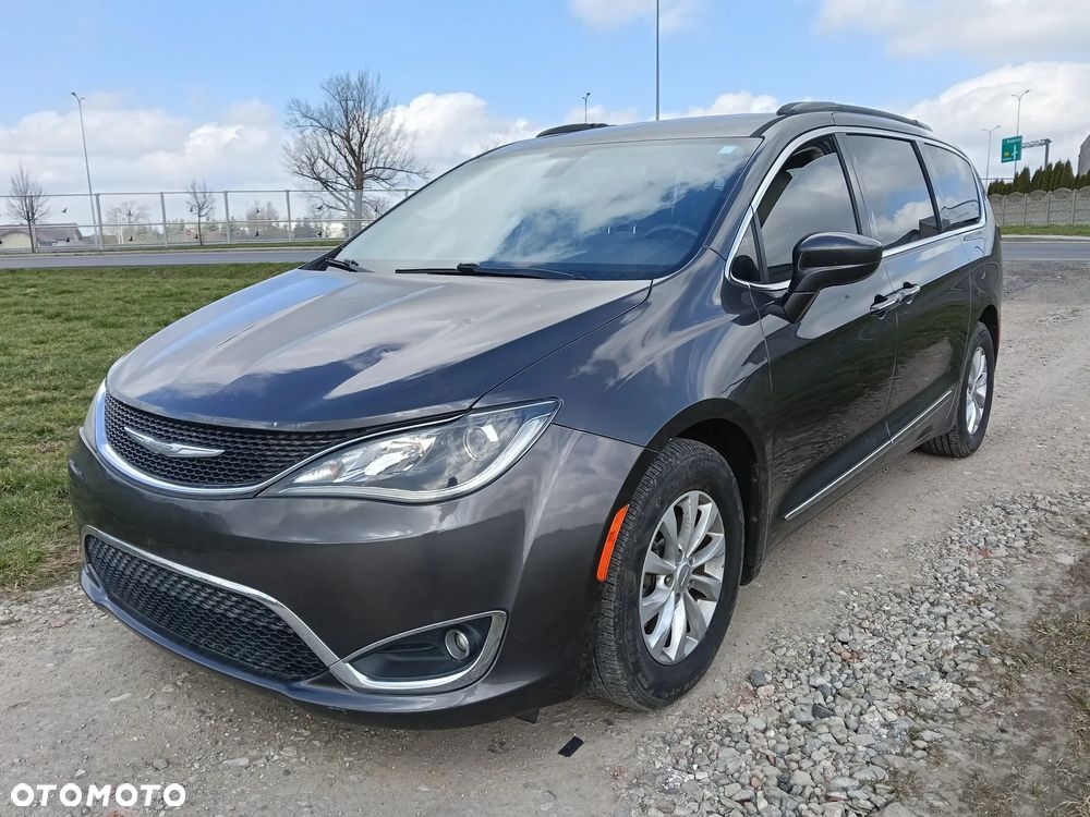 Chrysler Pacifica - 2