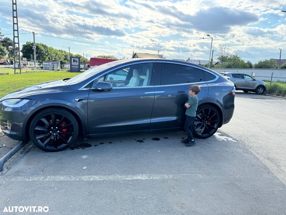 Tesla Model X - 8