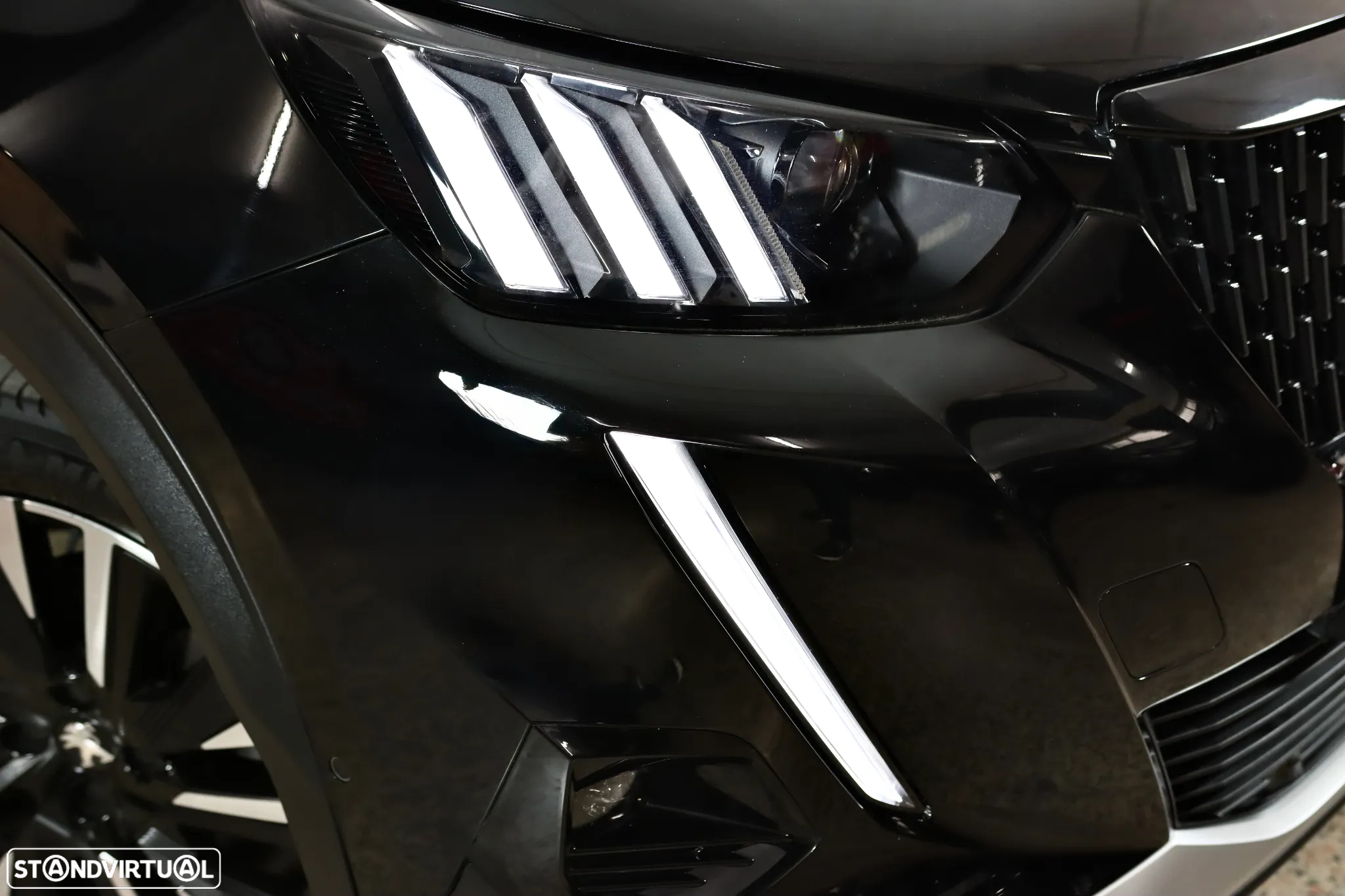 Peugeot 2008 PureTech 130 EAT8 GT - 3