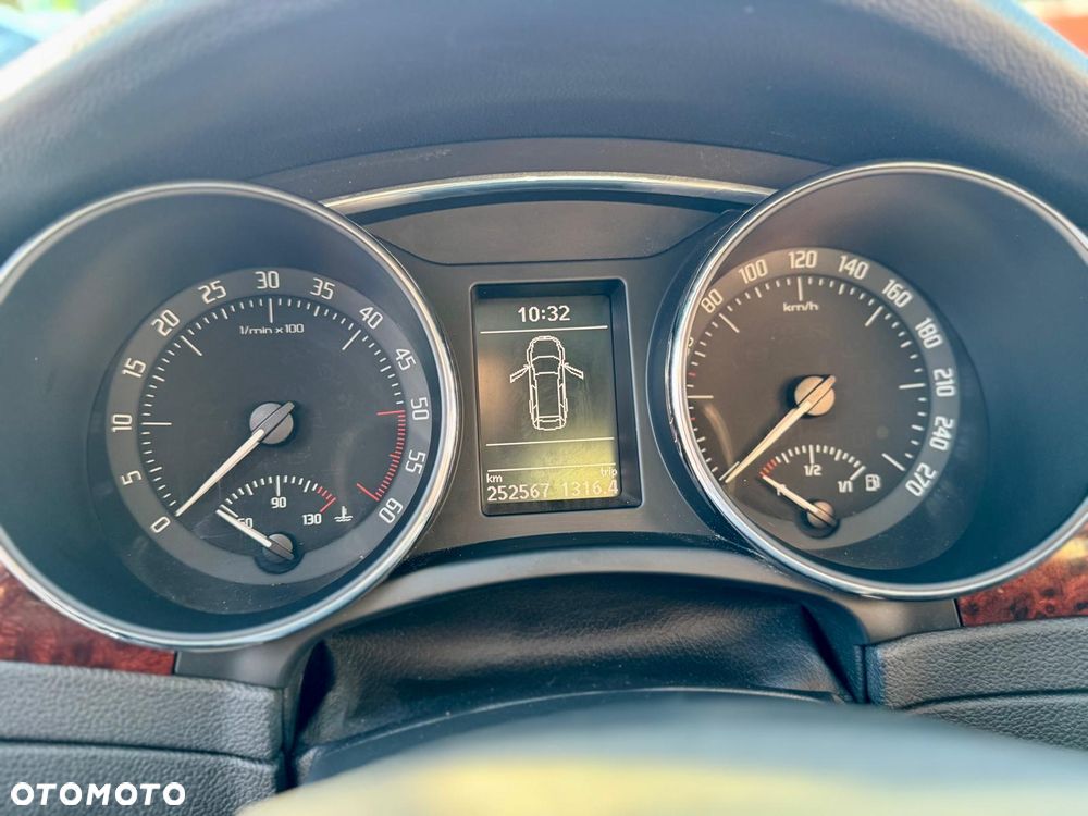 Skoda Superb 2.0 TDI DSG FAMILY - 14